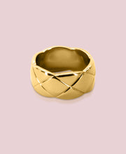 Criss cross detail ring in 18k gold-plated stainless steel, elegant and durable